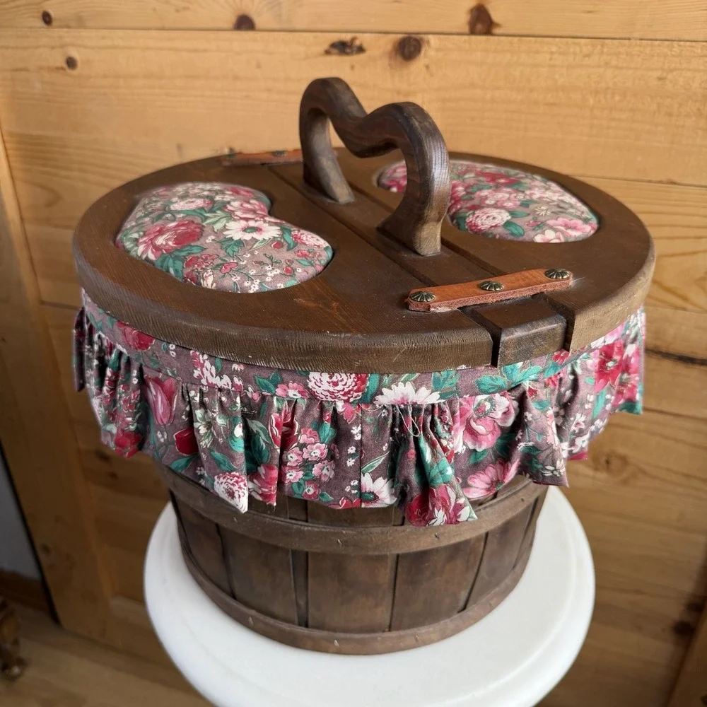 Vtg Half Bushel Floral Wooden Heart Lidded Basket Sewing Picnic Cottage‎ Granny